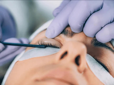 ¿Por qué a veces se caen las pestañas después de un Set Luxe Lashlift?